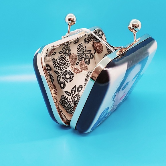 Model marketing graphics hard shell clutch crossbody bag - Picture 4 of 7